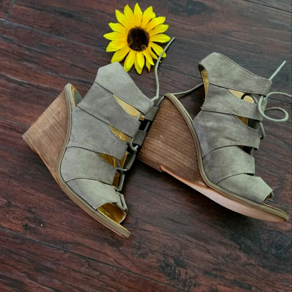 Melrose Market Calisa taupe laceup wedges sz 9